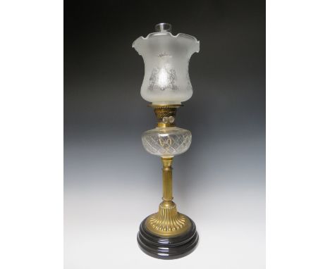 A TALL LATE 19TH / EARLY 20TH CENTURY OIL LAMP, having star cut clear glass reservoir, twin burner, frosted wavy edge shade w