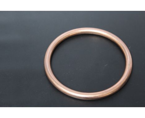 A HALLMARKED 9 CARAT ROSE GOLD BANGLE, approx weight 17g, Dia 8.5 cm