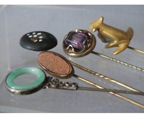 A SELECTION OF FIVE ASSORTED VINTAGE STICK PINS, to include an oval goldstone example, pietra dura example and a gilt metal f