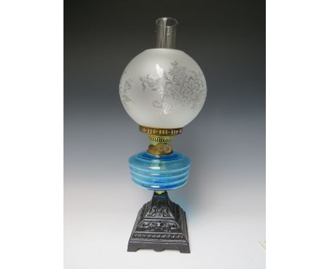 A LATE 19TH / EARLY 20TH CENTURY OIL LAMP, having blue glass reservoir, twin Duplex burner, etched decoration to the shade, o