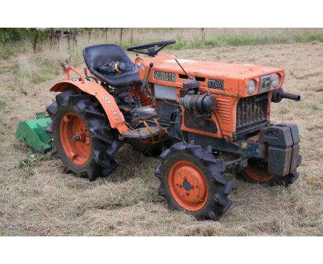   Kubota B7001 Compact Tractor - 4WD 0.8L 3-cyl diesel engine producing 16hp with PTO and 3 point linkage. Only light use in 