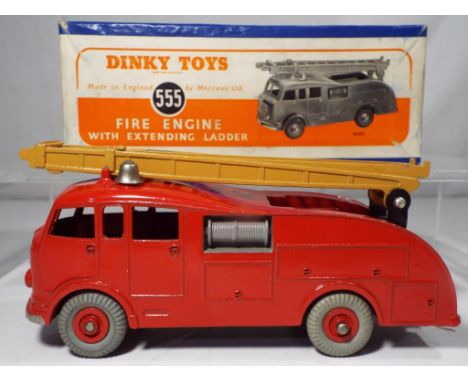Dinky - No. 555 Fire Engine with extending ladder, appears to be in excellent to near mint condition in excellent box with li