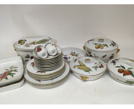 An Extensive Royal Worcester Evesham pattern diner and tea service with vegetable dishes graduating plates cups sauces no obv