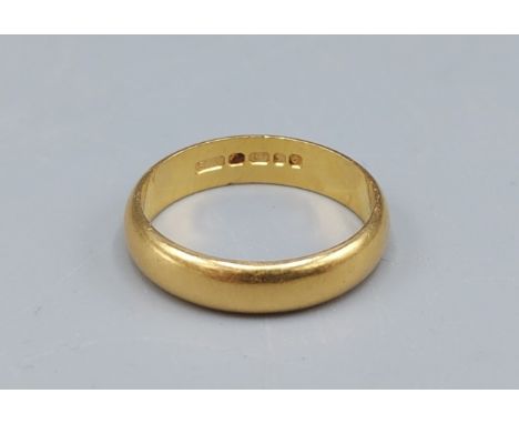 A 22ct Gold wedding band, ring size O, 4.9gms