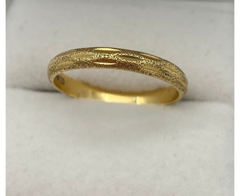 A 18ct yellow gold band ring [Ring size Q] [2.62grams] 