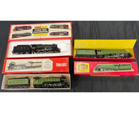 Three vintage train models to include Two Hornby trains and tenders and Wills Finecast LNER A2 Class loco and tender. 