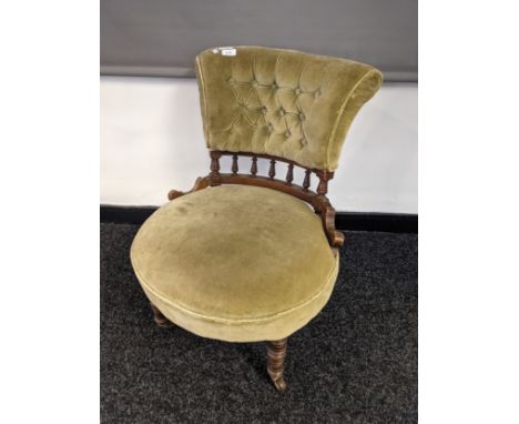 Button back parlour chair, raised on turned supports and ending in castor feet [73x57cm] 