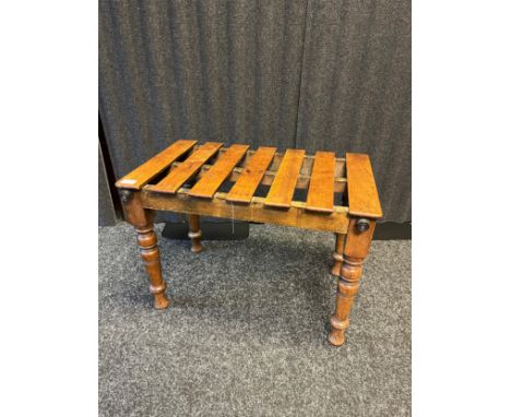 19th century luggage stand, the slatted top raised on turned legs[47x67x42cm] 