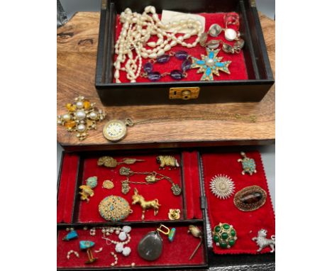 A Vintage jewel box containing a quantity of costume jewellery brooches, necklaces and bracelet etc 
