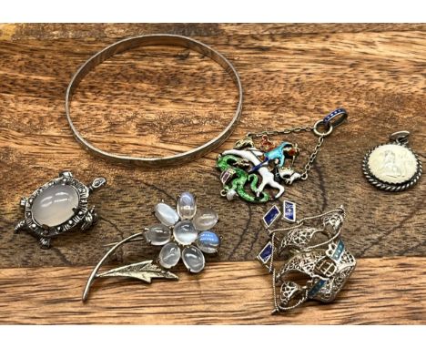 A Selection of vintage silver jewellery to include moonstone style flower design brooch, Turtle brooch, Enamel George and Dra