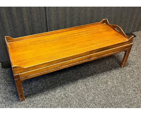 A Large Georgian style Reprodux coffee table [43x121x50cm][Missing a panel] 