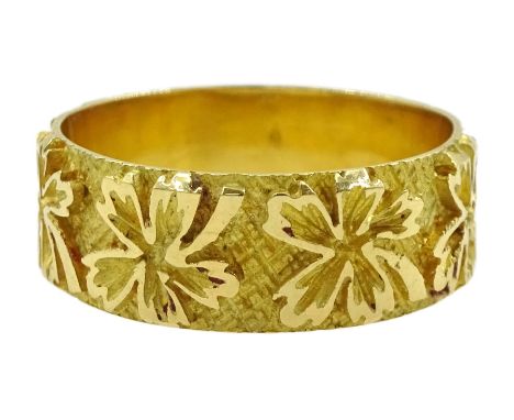 18ct gold ring with leaf decorationCondition Report:Approx 3.5gm, size K-L, depth = 6.6mm, good condition