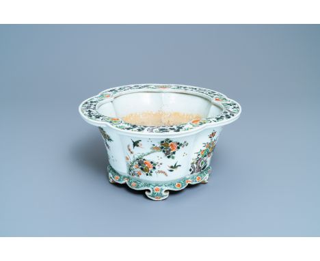 L.: 36,5 cm - H.: 18,5 cm Provenance: A Belgian private collection.  Only a small number of jardinieres bearing Kangxi marks 