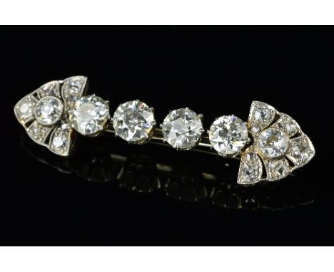 AN IMPRESSIVE EARLY 20TH CENTURY DIAMOND BAR BROOCH, featuring four principle old European cut diamonds, estimated weight 1.0
