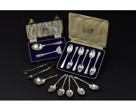 A SET OF FIVE LATE VICTORIAN APOSTLE TOP SILVER TEASPOONS, with matching sugar tongs (repair) and caddy spoon, maker Henry Ho