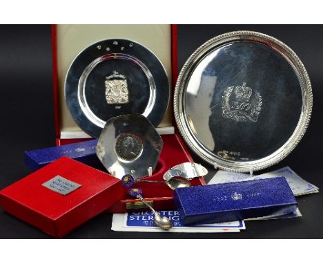 AN ELIZABETH II SILVER JUBILEE PLATE, gadrooned rim, engraved emblem to centre, maker Joseph Gloster Ltd, Birmingham 1977, di