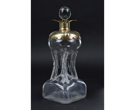 AN EDWARDIAN SILVER MOUNTED CLEAR GLASS DECANTER, of hour glass form, spherical stopper, the silver collar and shoulders with
