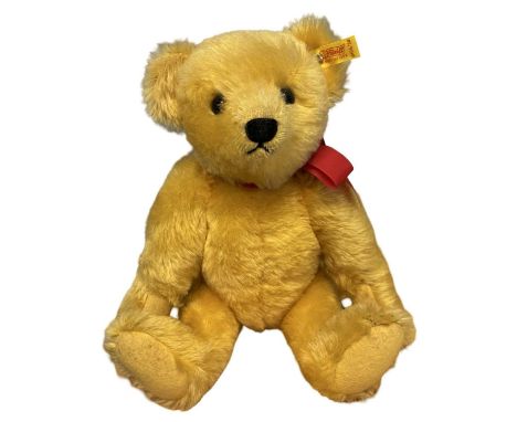 A Steiff 1909 replica bear, 0165/38, with growler