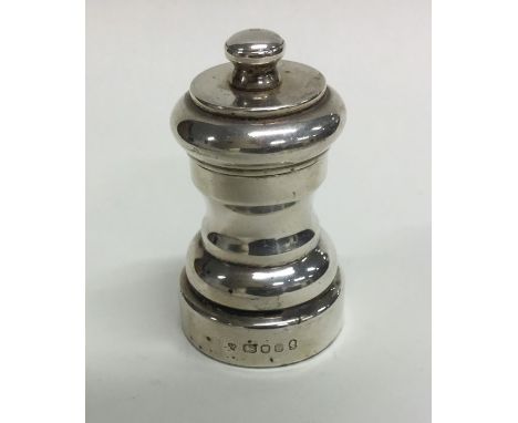 A small Edwardian silver pepper grinder of shaped form. London. Approx. 113 grams. Est. £40 - £60.
