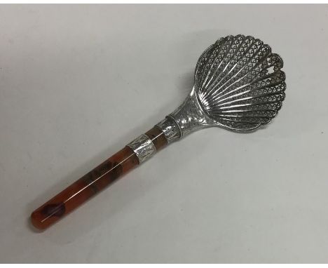 A rare agate mounted and silver caddy spoon. Approx. 21 grams. Est. £20 - £30.
