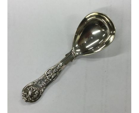 A good heavy silver Queens' pattern caddy spoon. London 1832. Approx. 33 grams. Est. £45 - £55.