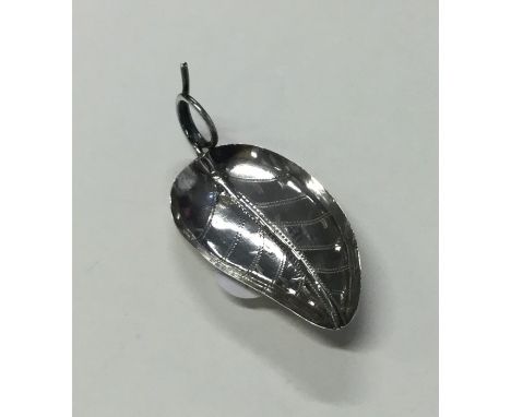 A Victorian silver leaf shaped caddy spoon with engraved decoration. Birmingham 1900. By Joseph Taylor. Approx. 5.4 grams. Es