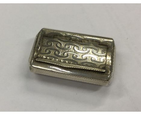 A finely engraved George III silver snuff box with flush fitting lid. Approx. 30 grams. Est. £200 - £300.