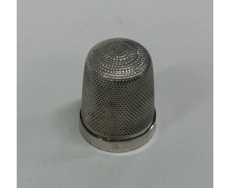 An engine turned Sterling silver thimble. Approx. 3 grams. Est. £10 - £20.