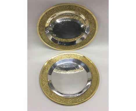 STUART DEVLIN: A rare pair of silver and silver gilt plates with textured rims. London 1978. Approx. 23 cms in diameter. Appr