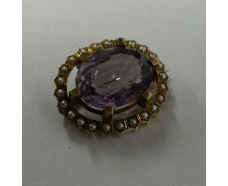An 18 carat amethyst and pearl brooch in claw mount. Approx. 11 grams. Est. £60 - £80.