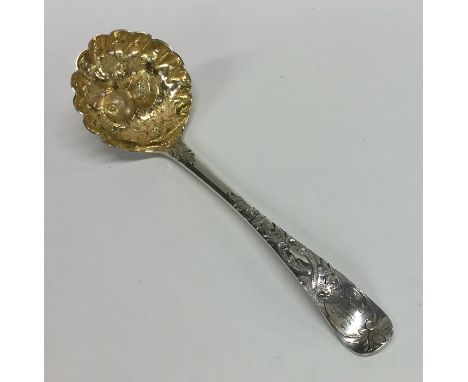 An 18th Century silver and silver gilt berry ladle. Approx. 50 grams. Est. £40 - £60.