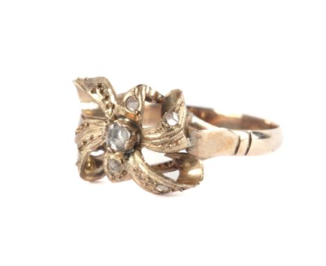 Sortija circa 1930. Montura en oro de 14 k. en forma de lazo, con símil de diamantes engastados, 1,2 gr.