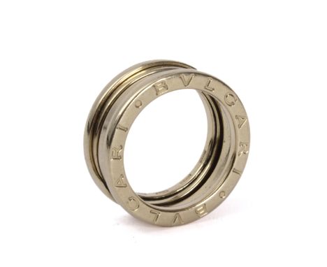 Bvlgari. Sortija B. Zero 1. De tres bandas en oro amarillo de 18 k., 7,57 gr. 