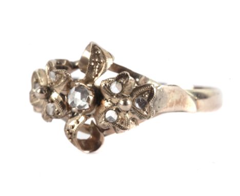 Sortija circa 1930. Montura en oro de 14 k. y símil de diamantes, 1,2 gr.