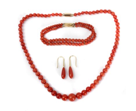Conjunto de collar, pulsera y pendientes. De cuentas de coral rojo del Mediterráneo y oro amarillo de 18 k. Collar de cuentas