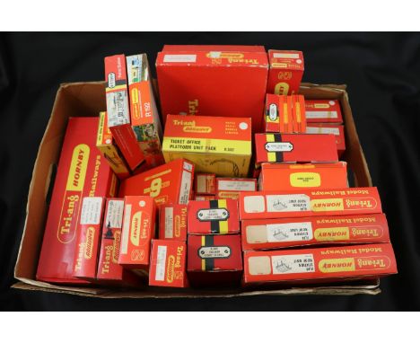 28 Boxed Hornby and Triang OO gauge trackside accessories to include R170 BR Level Crossing (Electrically Operated), R457 Set