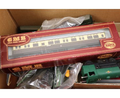 Collection of OO gauge model railway to include rolling stock, trackside accessories, engine etc featuring mainly Triang & Ho