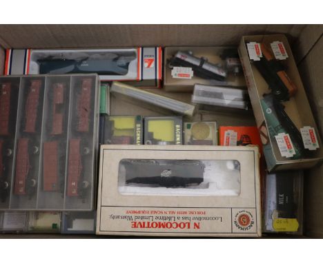 35 N gauge items of rolling stock to include wagons, cabooses and tender featuring Bachmann, Atlas, Minitrix etc, many are ca