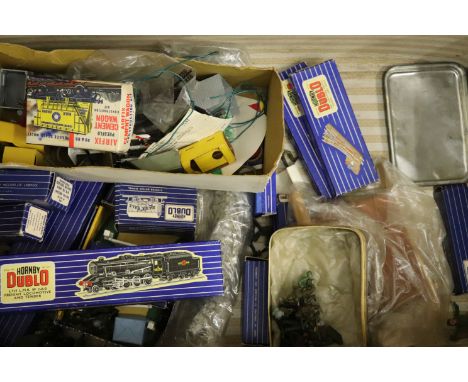 Model Railway - Boxed Hornby Dublo LY25 LMR 8F 2-8-0 Freight Locomotive and Tender locomotive plus a collection of boxed trac