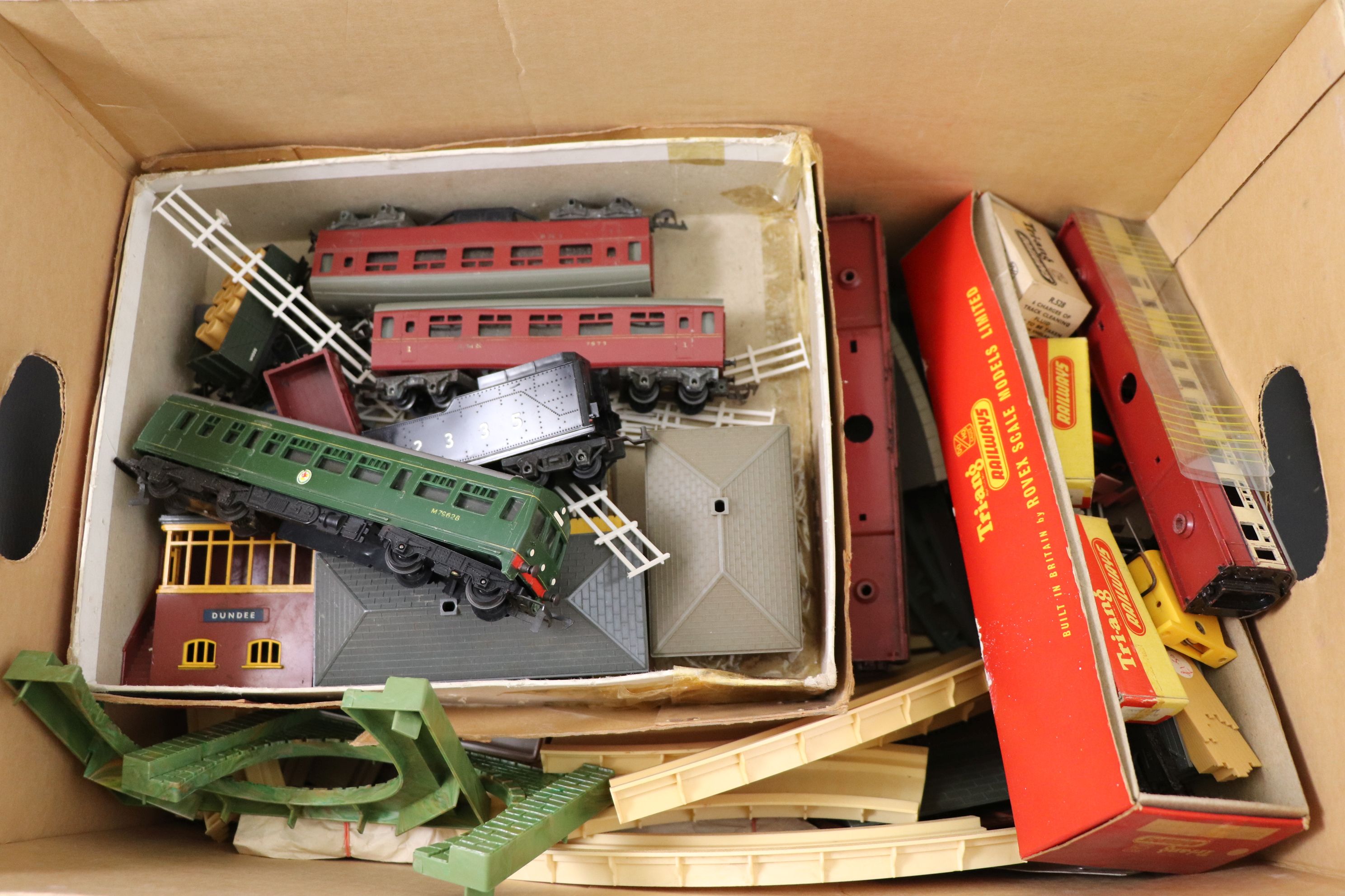 Collection of OO gauge model railway accessories to include plastic