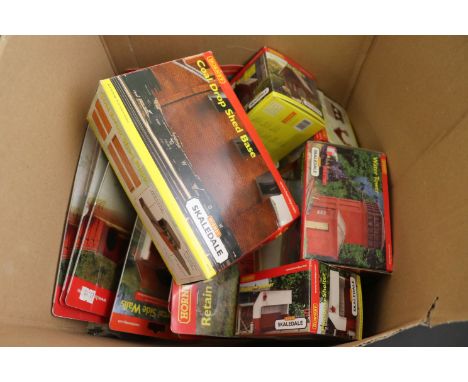 16 Boxed & carded Hornby OO gauge Skaledale accessories to include Water Tower, Church Gate x 2, Platform Shelter, Coal Drop 