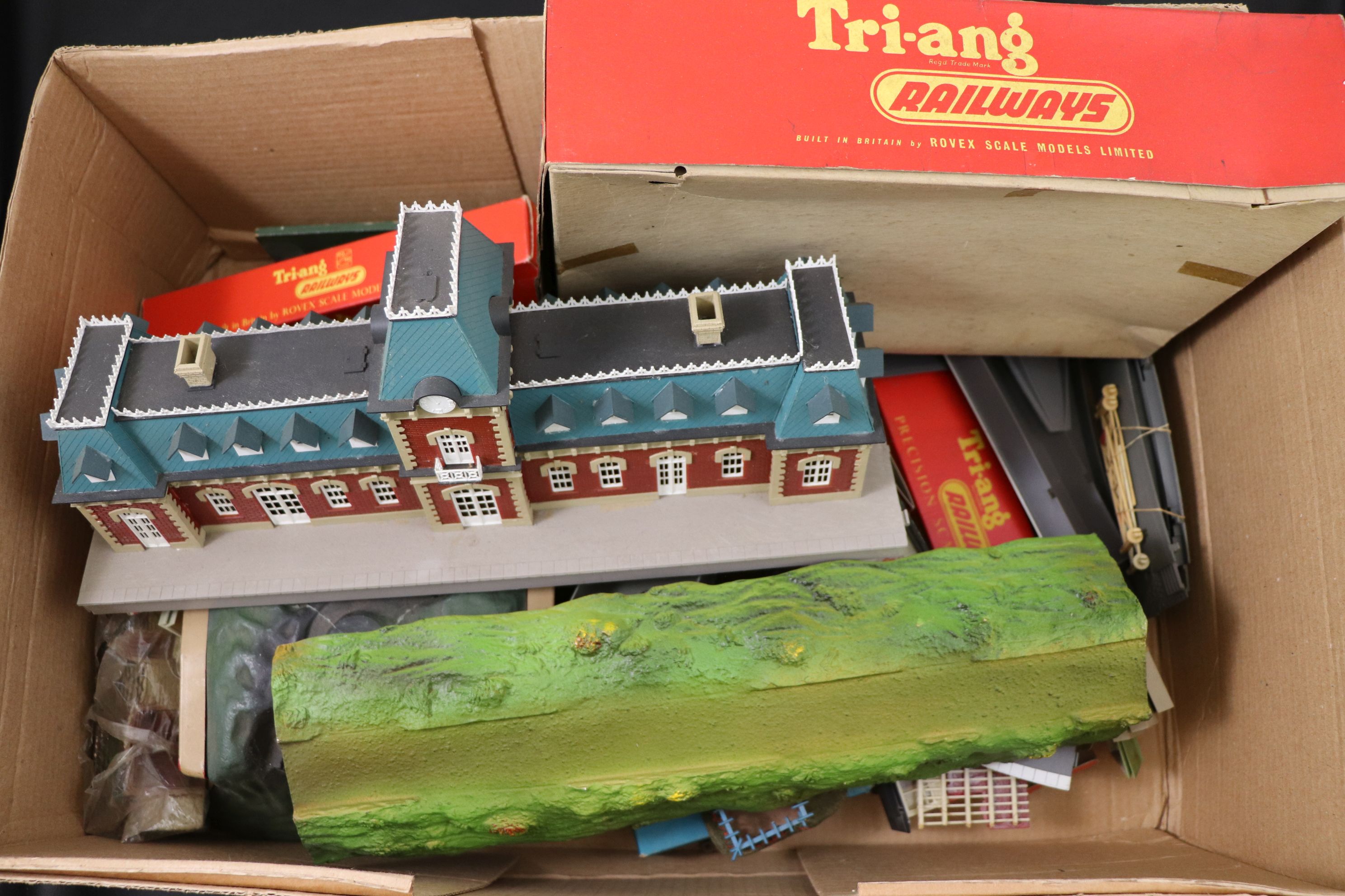 Collection of OO gauge model railway accessories to include plastic