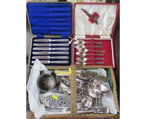 A collection of silver plated flatware, to include a fiddle pattern fish slice with pierced blade and a cased set of grapefru