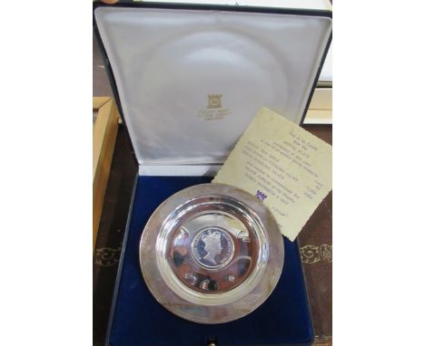 A Pobjoy Mint silver commemorative dish, set with a coin, boxed, weight 4oz