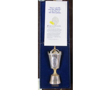 A Pobjoy Mint commemorative goblet, for the Queens Silver Jubilee, 1977, boxed with certificate, weight 15oz