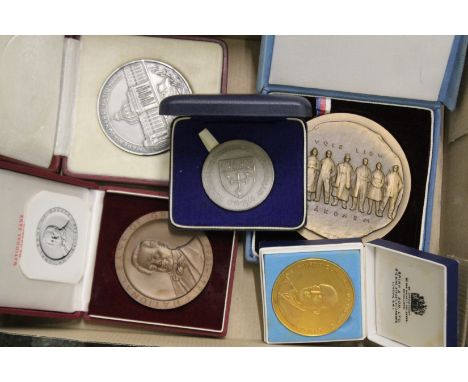 A quantity of bronze and other Commemorative medals, all with original boxes.