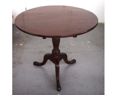 George III mahogany supper table with centre tripod on vase stem and cabriole legs with pad feet, tilt top, 83.5cm diameter, 