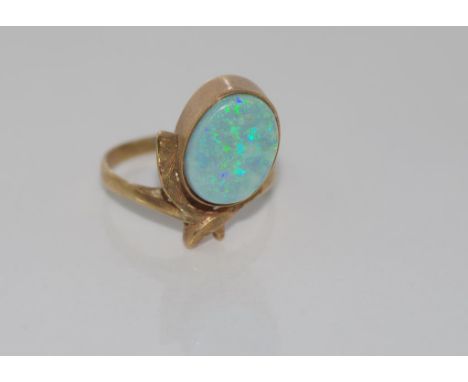 9ct yellow gold and opal ring weight: approx 3.8 grams, size:Q/8