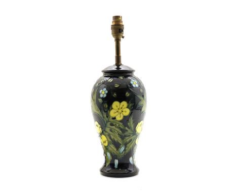 A Moorcroft buttercup pattern table lamp, 27.5cm tall, excluding brasswork