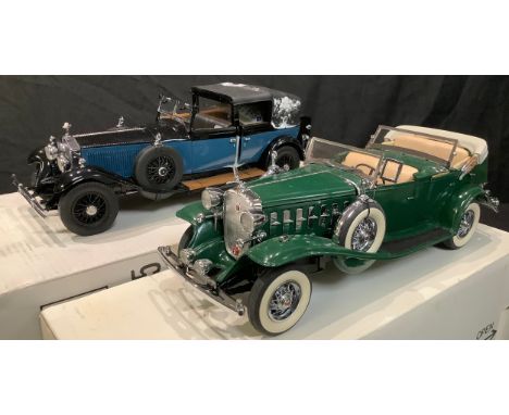 A Danbury Mint 1:24 scale 1932 Cadillac V-16 Sport Phaeton, boxed and a Franklin Mint Precision Models 1:24 scale 1929 Rolls-